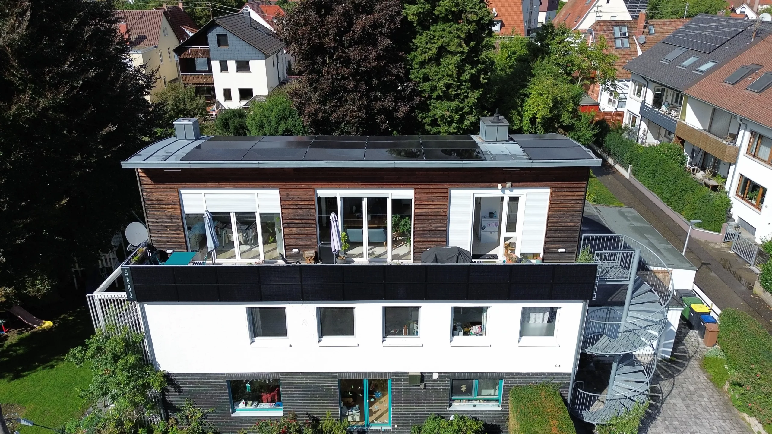 Photovoltaikanlage an einer Balkonbrüstung