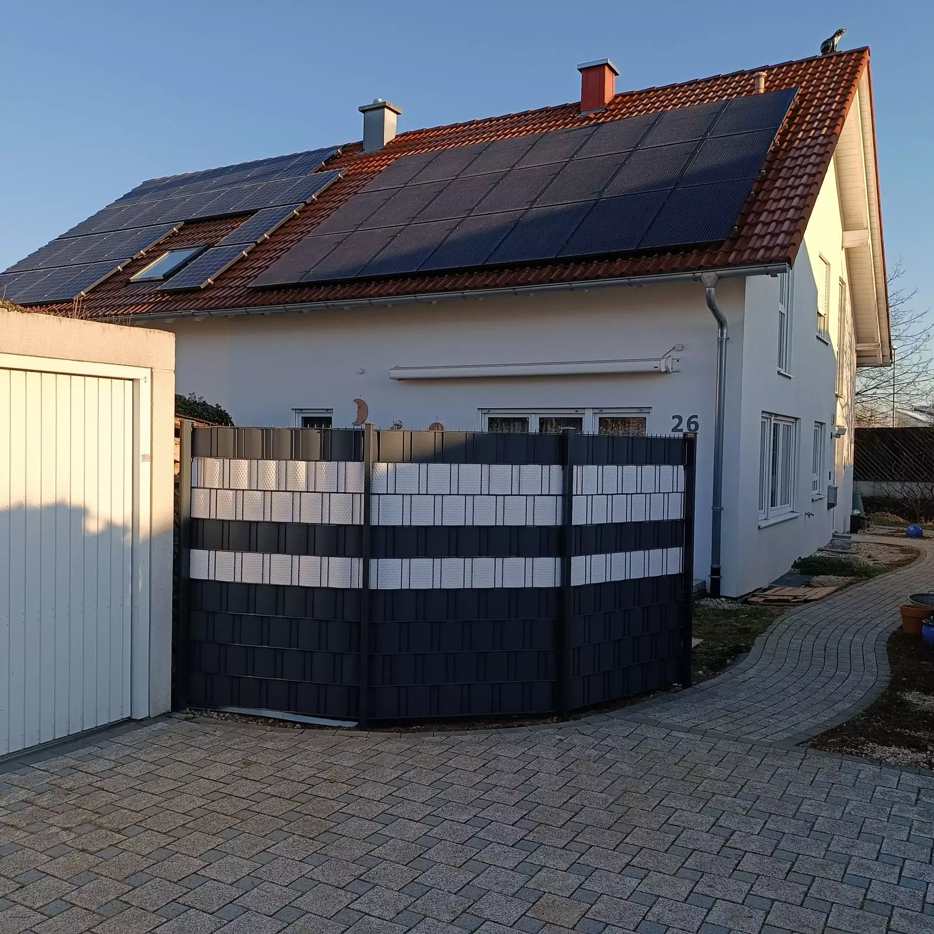 Solarzaun im Garten mit Photovoltaikanlkage kombiniert