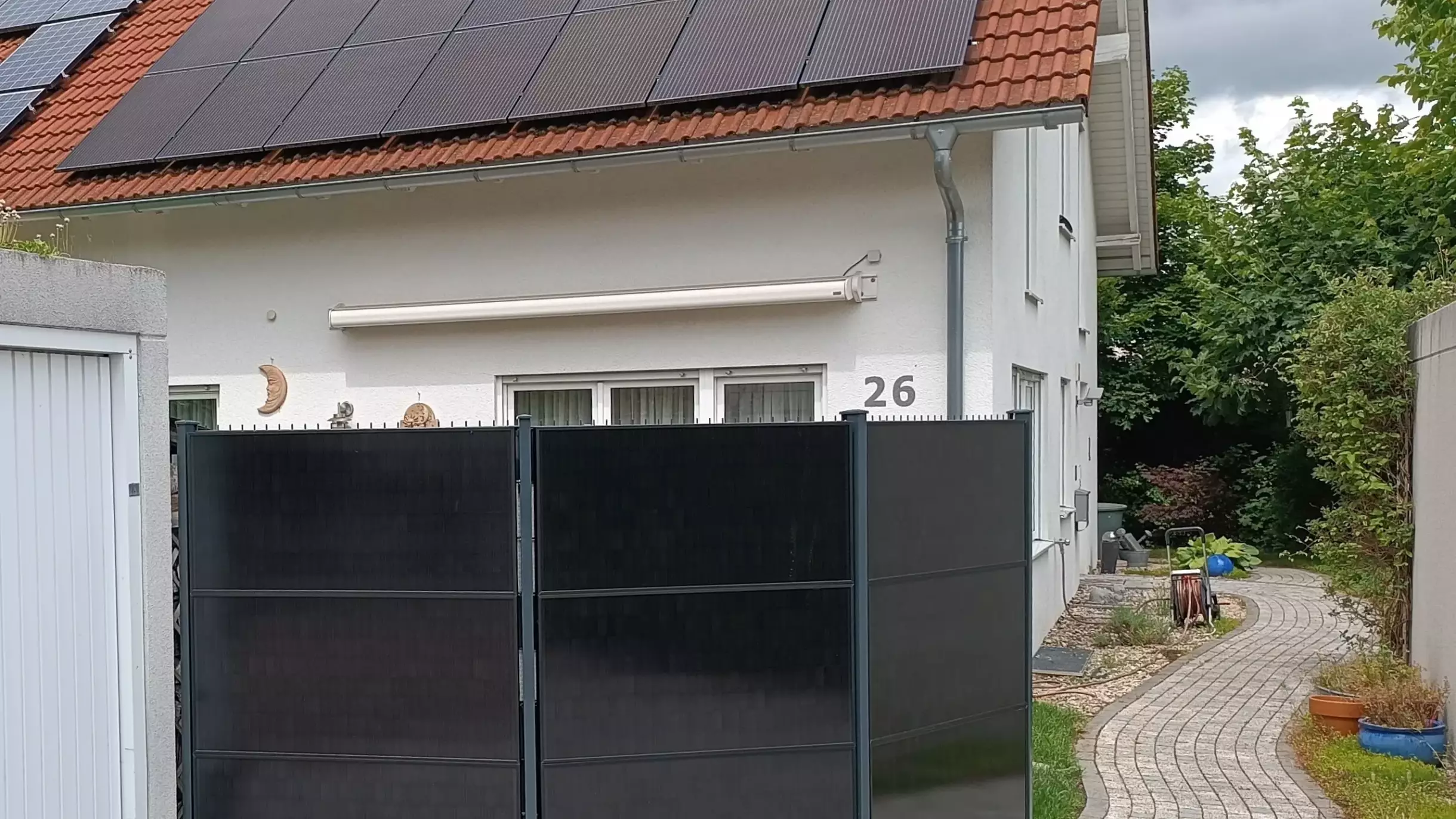 Solarzaun im Garten mit Photovoltaikanlkage kombiniert