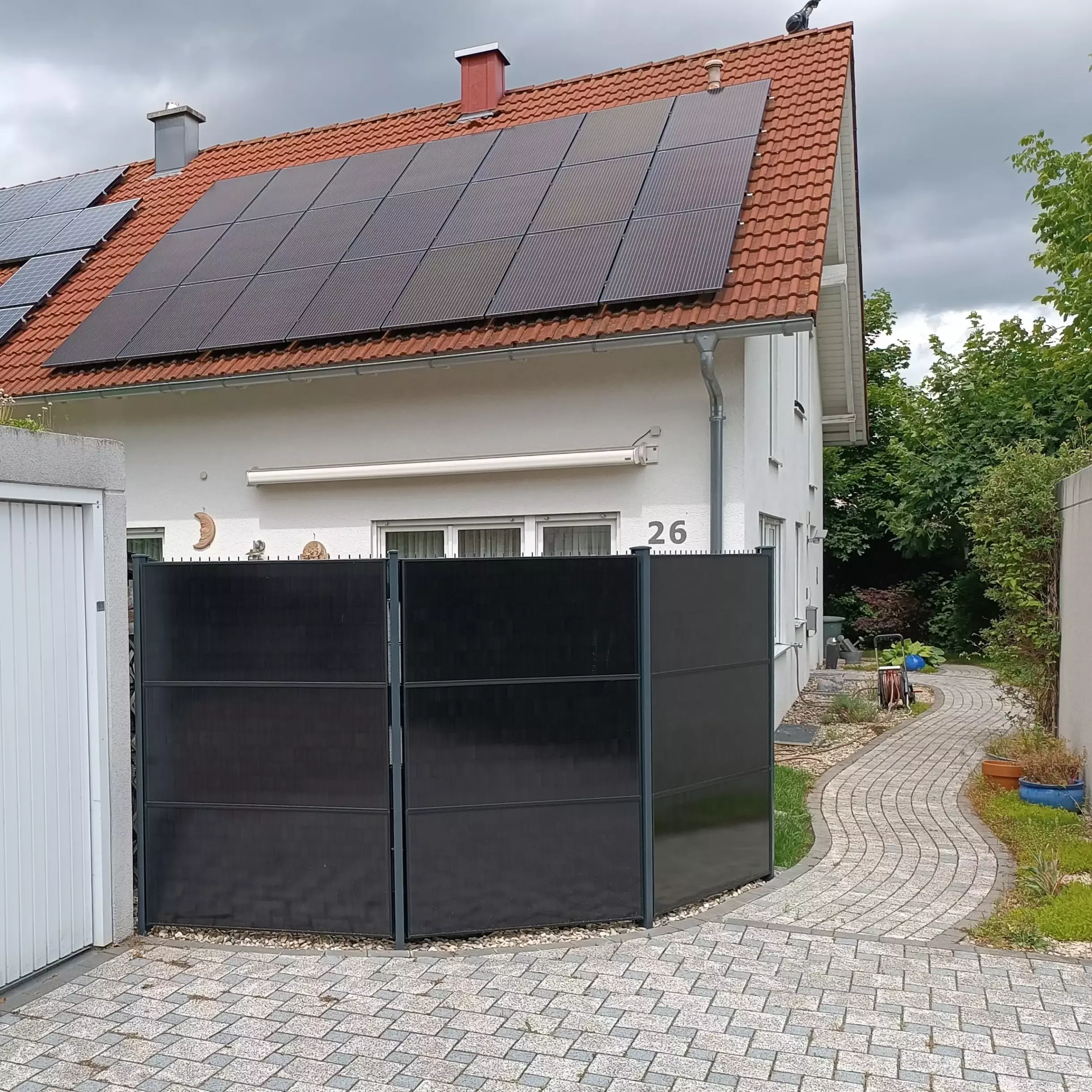 Solarzaun im Garten mit Photovoltaikanlkage kombiniert